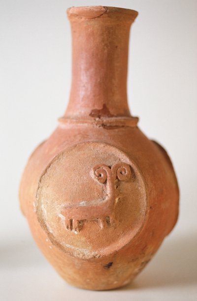 Pote com um relevo de um carneiro, de Siyah-kuh, Irã, AD 700 (argila) de Iranian School