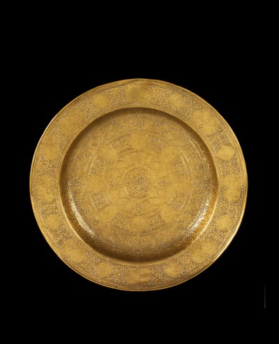 Prato de latão gravado com incrustações de prata e posterior dourado, 1575-99 de Iranian School