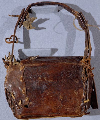 MS CCC 282 O Corpus Christi Book Satchel or Budget, visto de trás, irlandês, c.1120-30 (couro) de Irish School