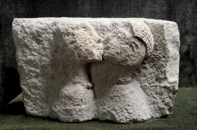 Arte Ibérica: o Beijo de Osuna (Beso de Osuna) Alto relevo de calcário representando um homem e uma mulher a beijarem-se - Idade do Ferro II, Dim. 13,5x24x20 cm - Madrid, Museu Nacional de Arqueologia - Beijo de Osuna - Relevo calcário (H. 13,5x24x20 cm),  de Iron Age