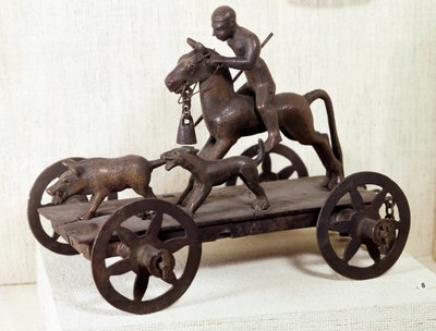 Idade do Ferro: tanque Mérida em miniatura de bronze que representa uma cena de caça ao javali. De Mérida, Espanha. Dim. 0,12x0,28 m. Saint-Germain-en-Laye, Museu Nacional de Arqueologia. de Iron Age