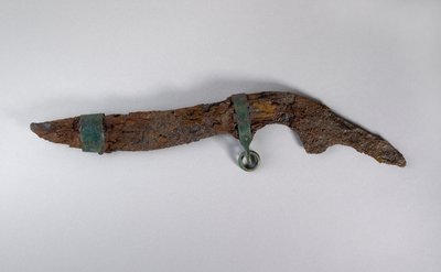 Faca grande com restos de bainha, provavelmente de Sopron, Hungria, Idade do Ferro (Ferro e madeira) de Iron Age