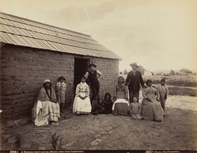 Um grupo familiar mexicano, Missão de San Juan Capistrano, Califórnia, 1880 (foto) de Isaiah Taber