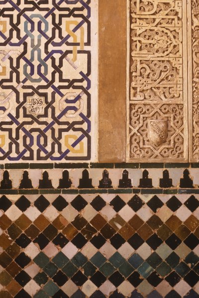 Detalhe do desenho do azulejo no pátio de Mexuar (cerâmica) de Islamic School