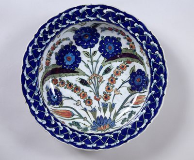 Prato com uma decoração floral, Iznik (cerâmica) de Islamic School