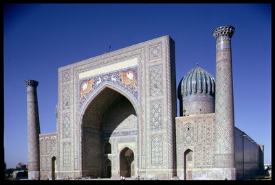 Fachada da Madrasa Shirdar, período Timurid, Praça Rigestan, c.1619-35 de Islamic School