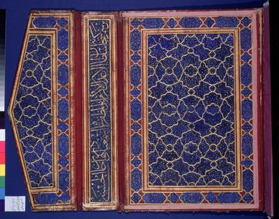 Face interna de um caso do Alcorão com uma inscrição do thulth na encadernação (couro) (ver 181735) de Islamic School