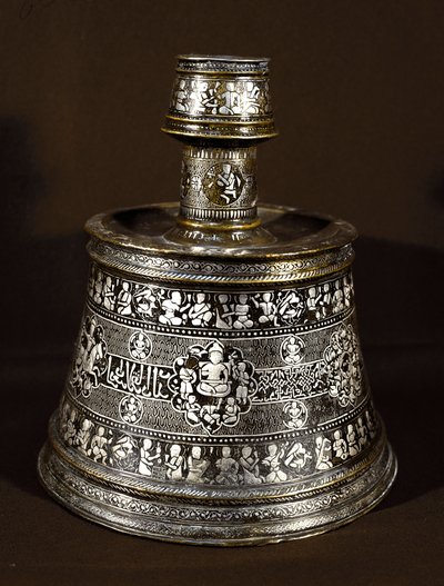 Arte Islâmica: candelabro de prata e cobre do século XIII. Cairo, Museu de Arte Islâmica de Islamic School