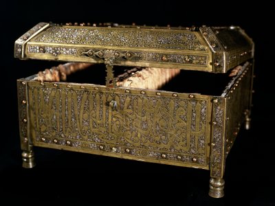 Arte islâmica: Peito usado para armazenar o Corão em bronze com incrustações de prata. Arte Mamluk do século XIV. Cairo, Museu de Arte Islâmica de Islamic School
