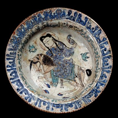 Arte islâmica: prato de cavaleiro falcoeiro em cerâmica. O início do século XIII. Do Irão. Paris, Museu do Louvre. de Islamic School