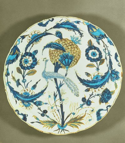 Iznik prato pintado com um pavão empoleirado entre flores, Turquia, c.1550-55 (fritware policromada underlazed) de Islamic School