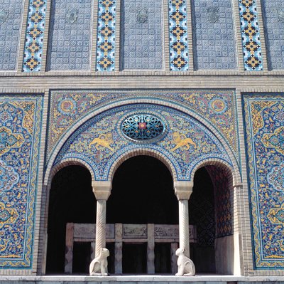 Um dos aivans com revestimento de azulejos, grade e colunas de pedra monolíticas de Islamic School