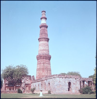 Qutab Minar, construído 1193-1230 de Islamic School