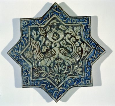 Telha dourada folheada em forma de estrela em forma de estrela no estilo de Takht-e Solaiman, do século XIII a XIV (cerâmica) de Islamic School