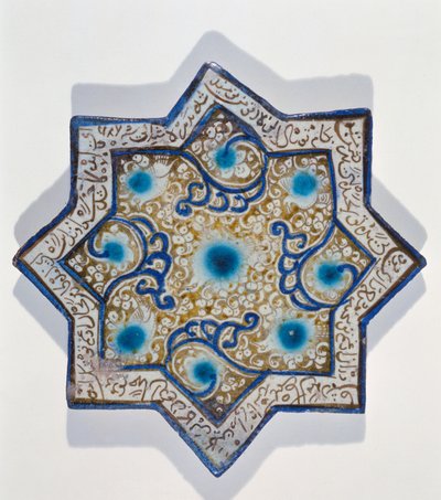Telha dourada folheada em forma de estrela em forma de estrela no estilo de Takht-e Solaiman, do século XIII a XIV (cerâmica) de Islamic School