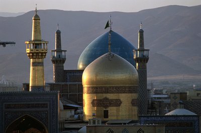 O domo todo em ouro e o minarete do santuário do Imam Reza, o 8º Imã Shi-ite, com a Mesquita de Timurid Gowhar Shad atrás de Islamic School
