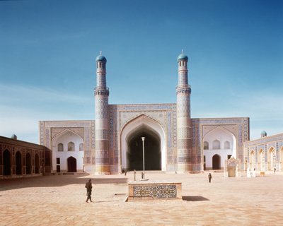 O pátio do Masjid-i Jami ou Mesquita de sexta-feira, fundada em 1200, reconstruída em 1498 de Islamic School