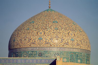 A cúpula do Masjid-i-Sheikh Lutfallah, construída em 1602-19 por Shah Abbas I (mosaico de faiança) de Islamic School