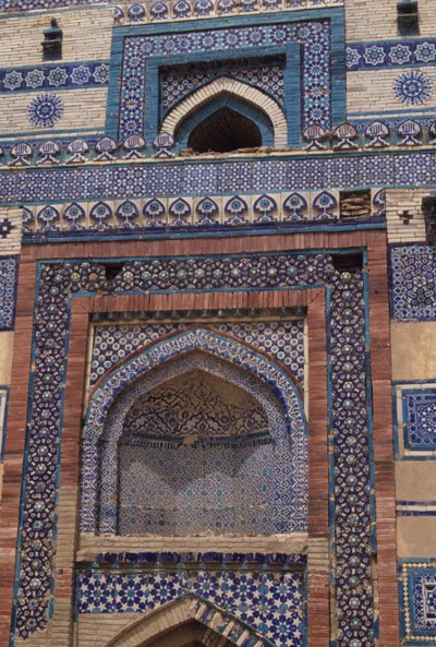 Telhas no portão de entrada para o mausoléu de Bibi Jawindi (d.1403) erguido em 1494 de Islamic School