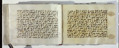 Duas páginas de um manuscrito do Alcorão escrito em roteiro Kufic Oriental de Islamic School