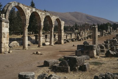 Vista de uma rua e uma colunata, período omíada (661-750) de Islamic School