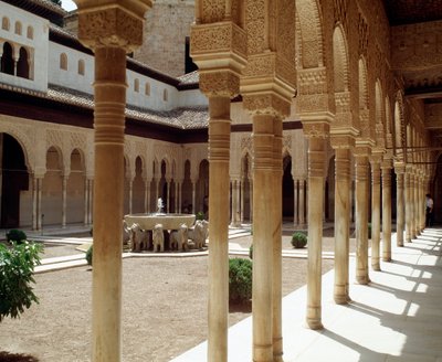 Vista do Tribunal dos Leões, corte principal do Palácio dos Leões da dinastia Nasrid de Islamic School