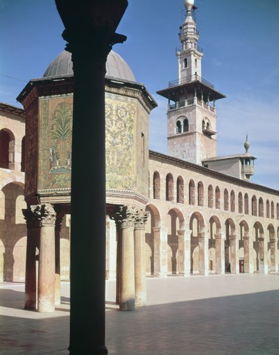 Vista do Tesouro (bayt al-mal) e do minarete norte no pátio, construído em 705-715 dC (foto) de Islamic School