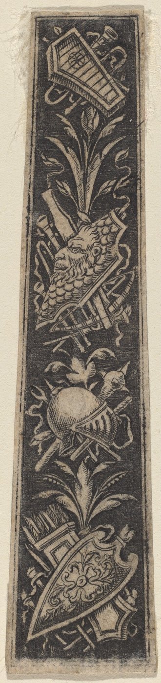 Prato Ornamento com Armadura e Instrumentos Musicais de Italian 18th or 19th Century