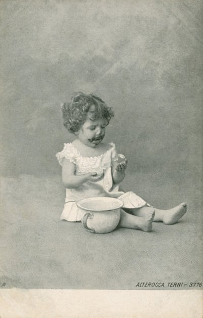 Bebê brincando com bolhas (foto a p/b) de Italian Photographer