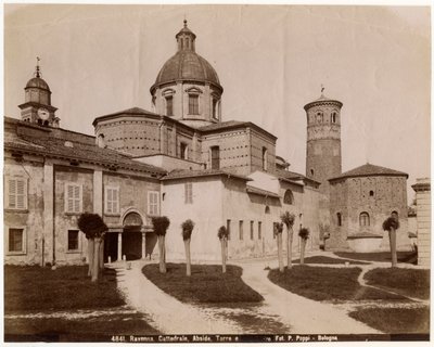 Catedral da Ressurreição de Nosso Senhor Jesus Cristo, com batistério à direita, Ravenna, Emilia-Romagna, Itália, fotografia de Pietro Poppi, Bolonha, ca 1900 de Italian Photographer
