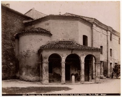 Igreja de Santa Maria em Cosmedin ou Baptistério de Arians, Ravenna, Emilia-Romagna, Itália, fotografia de Pietro Poppi, Bolonha, ca 1900 de Italian Photographer