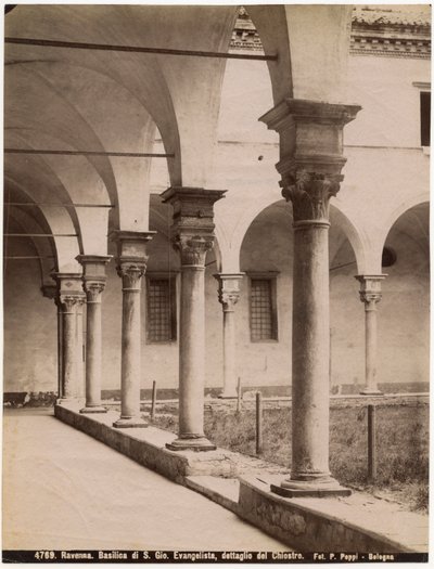 Claustro na Igreja de São João Evangelista, Ravenna, Emilia-Romagna, Itália, fotografia de Pietro Poppi, Bolonha, ca 1900 de Italian Photographer