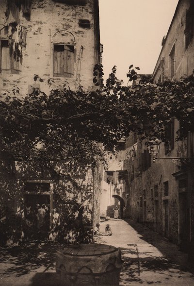 Corte Dolfin em Castello, 1892 de Italian Photographer