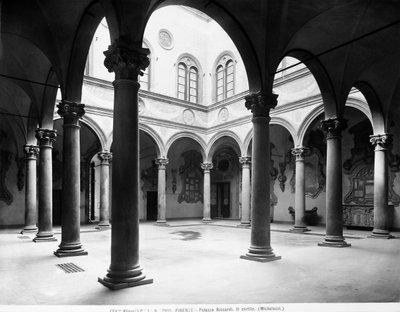 Pátio do Palazzo Medici Riccardi, Florença, Itália, c.1890 (foto a p/b) de Italian Photographer