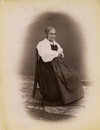 Mulher idosa sentada na cadeira, Parre, Lombardia, Itália, fotografia de Premiata Fotografia Taramelli, Bergamo de Italian Photographer
