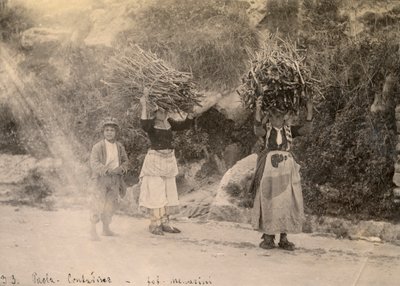Agricultores carregando feixes de lenha na cabeça, Paola, Calábria, fotografia de Leopoldo Menarini, ca. 1910 de Italian Photographer