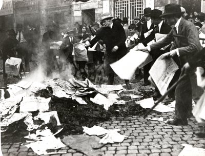 Equipe fascista queima jornais socialistas "Il Paese" depois de devastar o cerco de Italian Photographer