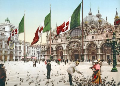 Alimentando os pombos em St Marks Square, Veneza, c.1900 de Italian Photographer