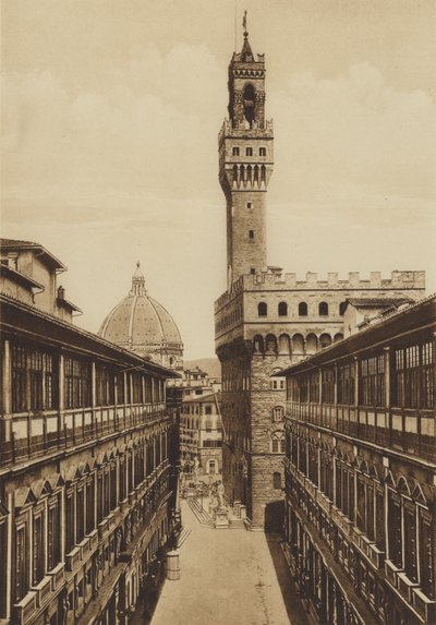 Firenze / Florence: Portici degli Uffizi, construído segundo um desenho de Vasari (foto a p/b) de Italian Photographer