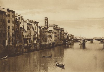 Firenze / Florença: Uma vista do Arno com a Ponte a S Trinita (foto a p/b) de Italian Photographer