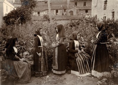 Grupo de mulheres com trajes tradicionais num jardim, Sardenha, Itália de Italian Photographer