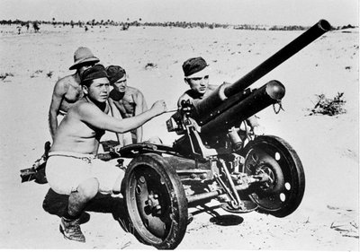Anti-tanque italiano no deserto líbio. 1941. de Italian Photographer