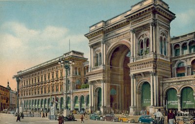 Milano / Milão: Piazza del Duomo, entrada da Galleria (fotografia a cores) de Italian Photographer