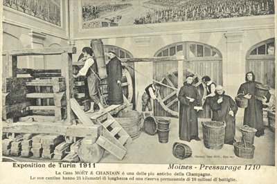 Monges prensando uvas de Champagne em 1710, exposição na Exposição Internacional de Turim, Itália de Italian Photographer
