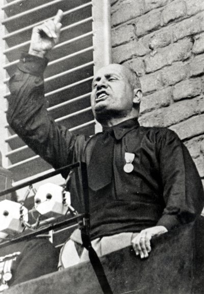Mussolini com uma camisa preta de Italian Photographer