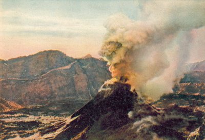 Napoli / Nápoles: Vesúvio em erupção (fotografia a cores) de Italian Photographer