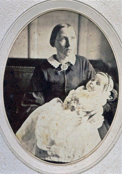 Retrato post mortem de uma menina segurada pela sua mãe, c.1855 (foto a p/b) de Italian Photographer