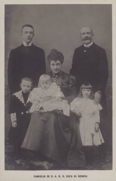 Príncipe Tomás, Duque de Génova e sua esposa, Princesa Isabel da Baviera, com seus filhos (foto a p/b) de Italian Photographer