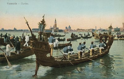 Procissão em um canal veneziano (foto colorida) de Italian Photographer