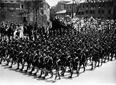 Roma. Desfile de Balilla na Via dell